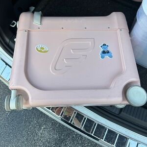 Stokke JetKids BedBox Ride-On Suitcase – Pink (Wheel Needs Repair)